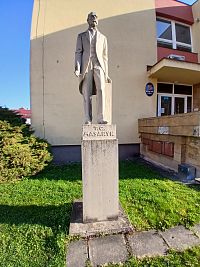 socha je od roku 1990 umiestnená v priestore pred budovou mestského úradu