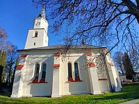 bočná časť kostola a veža