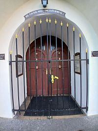 zaujímavý vchod do kostola