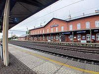 pohľad na staničnú budovu z nástupišťa