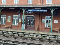 vchod do budovy od nástupišťa