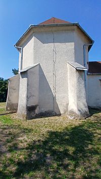 uzáver presbytéria s opornými piliermi