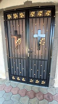 hlavný vchod pod vežou