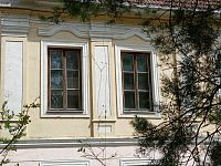 okná a zdobené fasáda