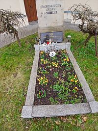 kvetinová úprava pred pamätníkom