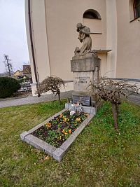 umiestnenie pamätníka pri kostole