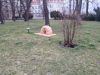 umiestnenie diela na tráve v parku