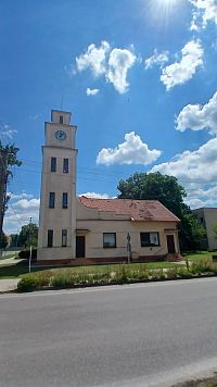 kostol v Novej Vsis nad Žitavou, pred ktorým sa nachádza pomníček