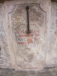 stredná časť podstavca s nápisom