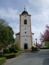 priečelie kostola s hranolovitou vežou
