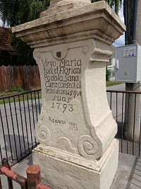 latinský nápis na podstavci