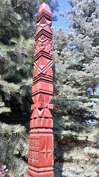 vyrezávaný stĺp typický pre južné kraje Slovenska