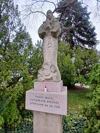 nová socha, starý podstavec