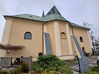 presbytérium a bočné kaplnky