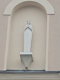 soška Panny Márie vo výklenku