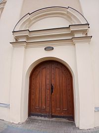 hlavný vchod pod vežou