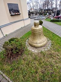 starý oceľový zvon Mária z veže odobrali v roku 2001 a nahradili novým