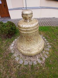 Starý oceľový zvon Mária je dnes umiestnený u bočného vchodu do kostola.