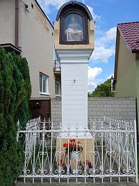 výklenková kaplnka na stĺpe