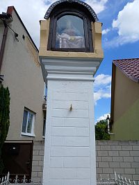 stĺp a skrinka so soškou