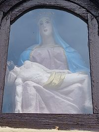 drevená soška vo víklenku