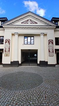 priečelie budovy s troma sgrafitmi