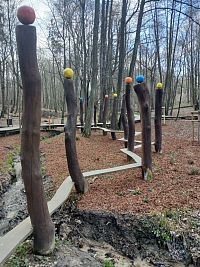 cesta vody hadím chodníkom