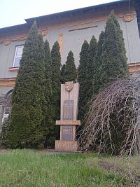 pomník pri bývalej škole