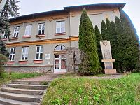 bývalá škola a pamätník