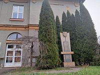 pamätník a časť školy