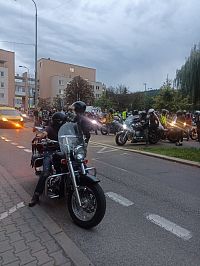 jezda začína, motorkári vychádzajú z námestia