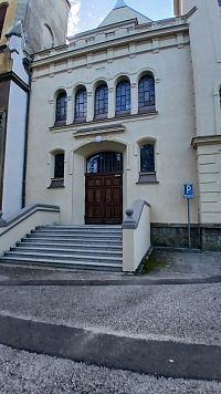 hlavný vchod v priečelí