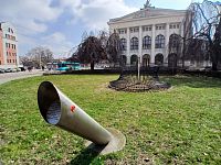 zaujímavý infopanel, v pozadí divadlo Antonína Dvořáka