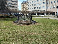 jama s ozdobným ochranným kovovým plotom