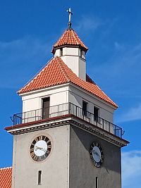 zaujímavé ukončenie veže s ochozom