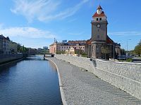 kostol na nábreží rieky Moravy