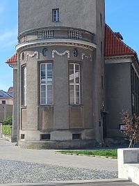 zaoblený prístavok veže