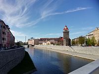 kostol pri rieke Morave