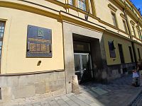 vchod s dvoma pamätnými doskami