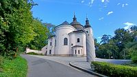 kostol na okraji zámockého parku