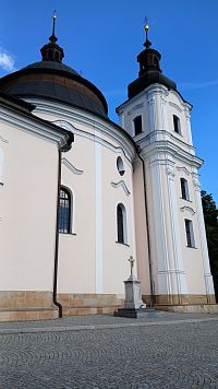 kostol a kamenný kríž pri kostole