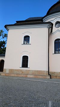 sakristia, na poschodí depozitár