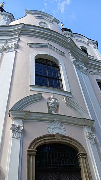 okno nad hlavným vchodom