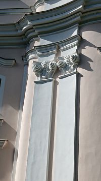 pilastre s hlavicami