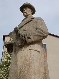 replika sochy, pôvodnú sochu zhotovil sochár Čeněk Palík z Tršic a slávnostne ju odhalili 20. mája 1923