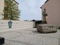 socha a pamätník padlých