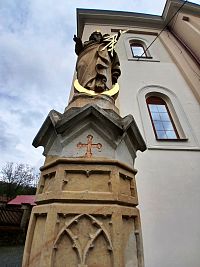 horná časť podstavca so sochou