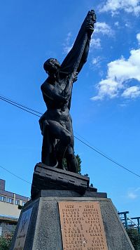 vojak so zástavou a mená padlých