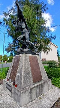 socha a mená padlých