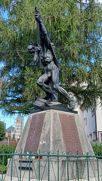 bronzová socha a na podstavci mená padlých